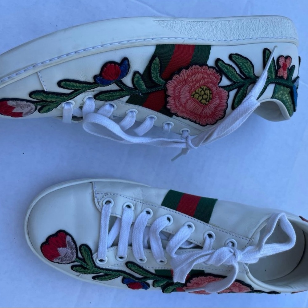 White GUCCI sneakers with embroidery flowers and bow. - Picture 7 of 8